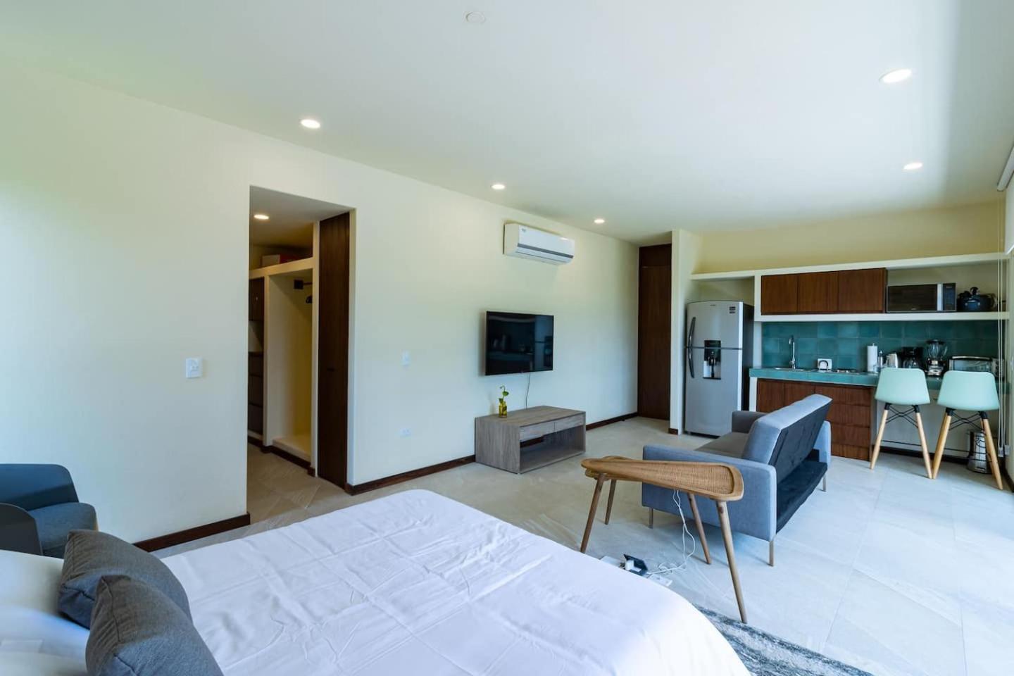 Pool View Loft Steps From The Ocean In Punta Cocos - C101 호텔 홀박스아일랜드 외부 사진